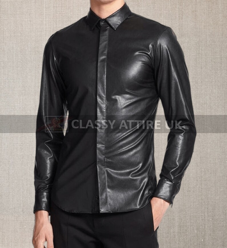 Pu&ograve; includere: Camicia nera in pelle con bottoni e maniche lunghe. La camicia ha un colletto classico e una vestibilit&agrave; aderente. Il testo "CLASSY ATTIRE UK" &egrave; visibile in basso a sinistra.