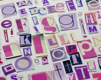 Puede incluir: Una colección de letras coloridas recortadas de revistas y dispuestas sobre un fondo blanco. Las letras son de varios tonos de rosa, morado y azul, y deletrean las palabras "A E F I K L N O P T U Y".