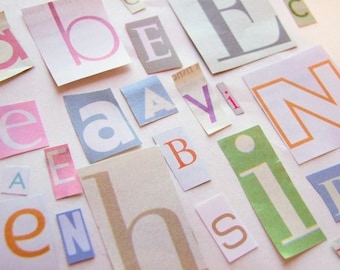 Puede incluir: Una colección de letras de papel de colores recortadas de revistas o periódicos. Las letras están dispuestas en un orden aleatorio sobre un fondo blanco. Las letras incluyen a, b, e, i, n, s e y.