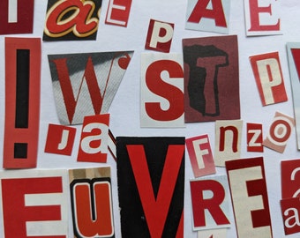 Puede incluir: Un collage de letras rojas, negras y blancas recortadas de revistas, formando la palabra "JUST", con otras letras que la rodean. Las letras están dispuestas de forma aleatoria sobre un fondo blanco.