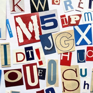 Lettere ritagliate blu, rosse e bianche, forniture per album, creazione di biglietti, artigianato, riciclato, arte della carta, lettere di riscatto, decoupage, tipo