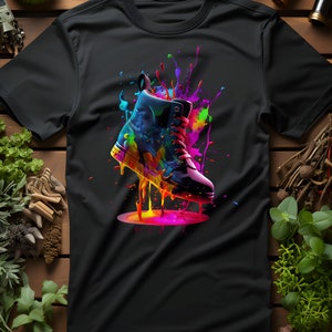 Może przedstawiać: Czarny T-shirt z kolorową grafiką czarnego buta z rozbryzgami farby. Tekst "Yellow Bee Creations Etsy & TikTok - @QualityArtFiles" znajduje się na dole koszulki.