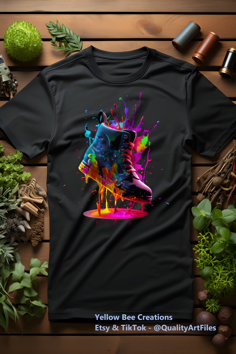 Może przedstawiać: Czarny T-shirt z kolorową grafiką czarnego buta z rozbryzgami farby. Tekst "Yellow Bee Creations Etsy & TikTok - @QualityArtFiles" znajduje się na dole koszulki.