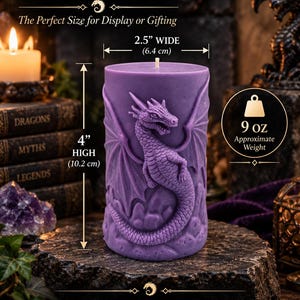 May include: A cylindrical purple candle featuring a raised relief of a dragon with wings and scales. The candle is 10.2 cm high and 6.4 cm wide, with an approximate weight of 9 oz. The text "SIZE & SCALE" and "BOLD DETAILS. A PERFECT PRESENCE." is visible.