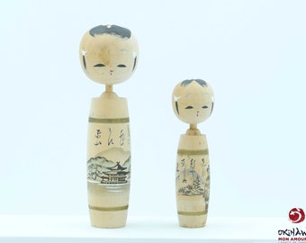 Couple de poupée Kokeshi japonaises créatives Sosaku, articles signés avec un décor de temple et un liseré doré