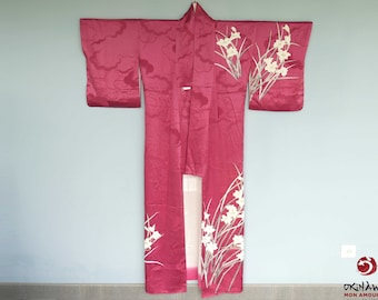 Kimono giapponese da donna in seta houmongi viola fucsia decorato con fiori bianchi dipinti a mano