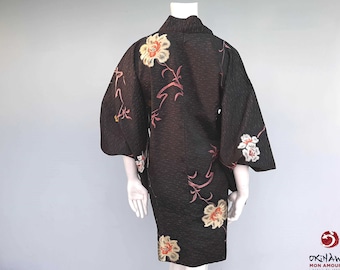 Japanische Haori-Traditionelle Leichtjacke für Damen in Schwarz-Melange-Rosa mit Kamelienblüten-Dekor
