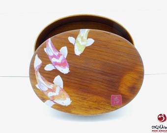 Caja bento de madera de cedro japonesa que representa tres carpas koi