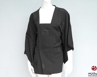 Michiyuki-Mantel, ein traditioneller, leichter japanischer Mantel für Damen aus schwarzer Seide mit glänzenden Sechsecken und Blumen in der Mitte.