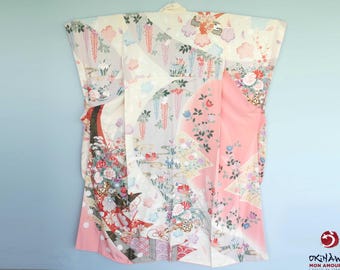 Japanischer Damen-Seidenkimono im beige-rosa Furisode-Stil, verziert mit mehreren Blumen und einem kaiserlichen Streitwagen