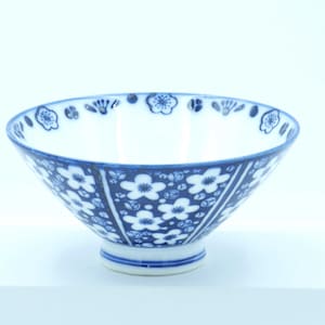 Rice or soup bowl in white and blue Japanese porcelain, decorated with sakura, with a blue border inside