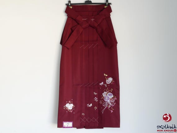 Hakama japonais traditionnel pour femme andon bakama rouge bordeaux avec des fleurs brodées