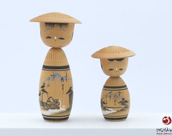 Couple de poupée Kokeshi japonaises créatives Sosaku avec chapeaux, articles signés avec un décor de campagne