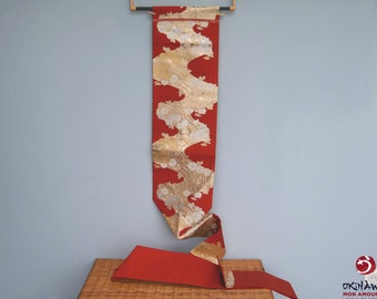 Breiter japanischer Kimonogürtel Nagoya Obi aus roter Seide, goldenes Chrysanthemenmuster