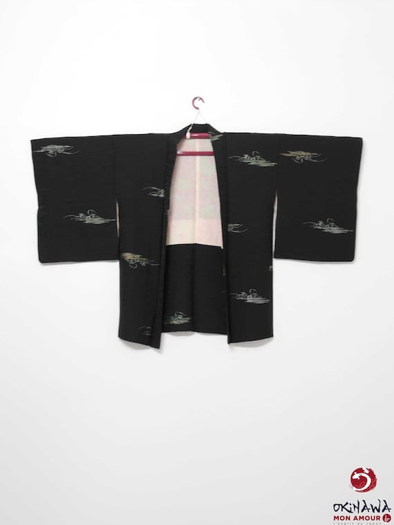 Haori veste japonaise traditionnelle légère pour femme en soie couleur noir avec décor de vagues stylisées bleues et dorées