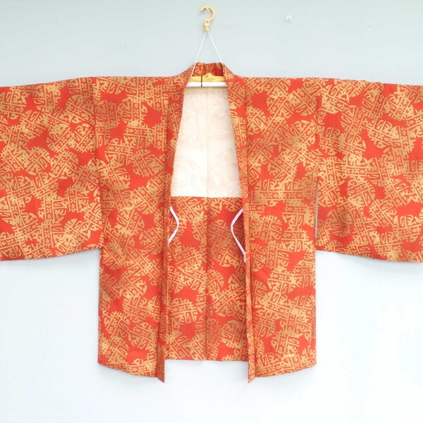 Haori japonais veste traditionnelle légère pour femme en soie rouge décoré de cercles dorés avec différents motifs