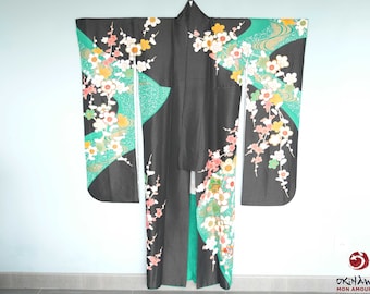 Kimono japonais pour femme en soie de type furisode noir et vert émeraude, décor de bouquets de fleurs multicolores avec de petits oiseaux