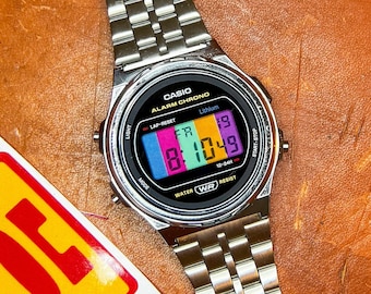 Color Madness - Montre modifiée basée sur la Casio A171 - Écran multicolore - Hydromod rempli d'huile - Cadeau rétro numérique personnalisé Casio Mod - NDLR