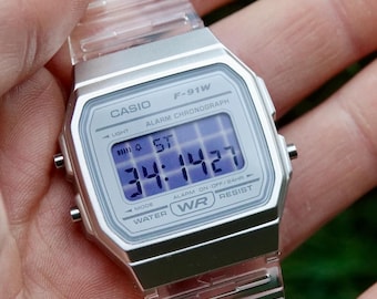 Rasterlijnen helder – aangepast horloge gebaseerd op Casio F-91W – transparante kast met violet rasterscherm – custom retro digitaal Casio cadeau-horloge F91