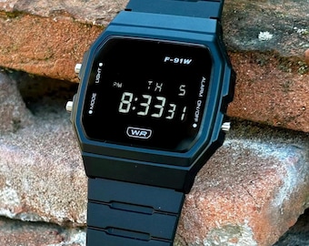 Minimalist Black – Orologio modificato basato sul Casio F-91WB Orologio digitale completamente nero con schermo invisibile Elegante orologio Casio Mod EDC F91 personalizzato per tutti i giorni