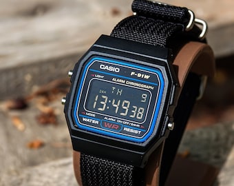 Pitch Black – Orologio modificato basato sul Casio F-91W – Orologio digitale completamente nero con cinturino in nylon nero – Regalo retrò minimalista personalizzato Mod