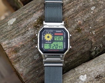 Casio Custom Hydro Mod Royale AE1200 "Urban Cruiser 22mm" horloge rood, geel en groen scherm - nylon band digitaal Casio AE-1200W Vintage