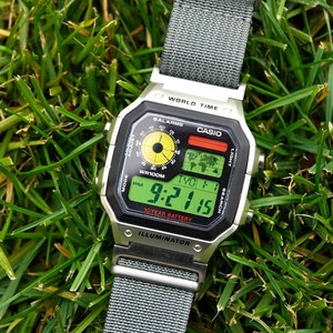Urban Cruiser – Relógio modificado baseado no Casio AE-1200 – Mostrador vermelho, amarelo e verde – Pulseira militar de 22 mm – Royale - Hydro Mod – Presente ideal para – Uso diário