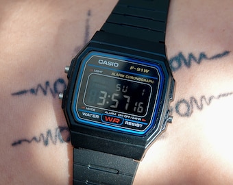 Klassiek zwart – aangepast horloge gebaseerd op Casio F-91W – volledig zwart digitaal custom horloge met met olie gevulde hydromod-kast – retro Casio F91 Mod