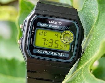 Custom Casio Mod F-94WA « Lime Green » - Montre Casio noire modifiée - Montre rare à trouver - Montre écran vert citron