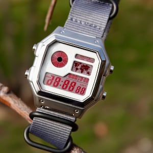 クリムゾンホワイトロイヤル - カシオ AE-1200 をベースにした改造時計