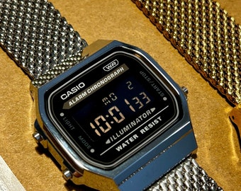 Reloj con malla pesada – Modificado a partir del Casio A168 – Reloj digital vintage personalizado con pulsera de malla pesada – Mod Casio – Reloj retro de regalo