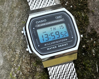 Malla Blue Lagoon: reloj modificado basado en el Casio A168, pantalla azul laguna, correa de malla con peso, Casio digital vintage modificado, regalo para él