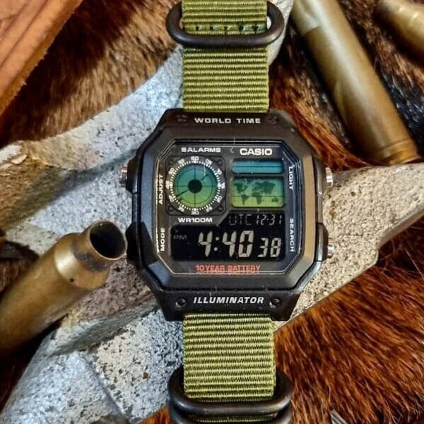 Montre numérique Casio Mod Royale AE1200 « Forest Royale » personnalisée, écran noir, cadeau fait main, montre numérique Casio personnalisée vintage Casio AE1200W