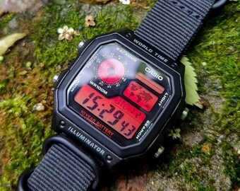 Casio Royale AE1200 « Red Haze » personnalisée - Montre modifiée - Écran dégradé rouge, bracelet noir et remplissage d'huile - Cadeaux pour homme - Vintage numérique Casio