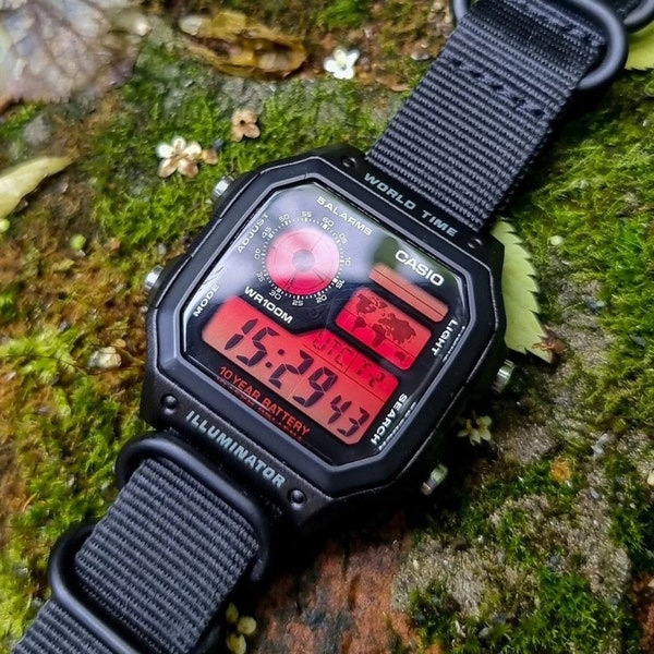 Casio Royale AE1200 « Red Haze » personnalisée - Montre modifiée - Écran dégradé rouge, bracelet noir et remplissage d'huile - Cadeaux pour homme - Vintage numérique Casio