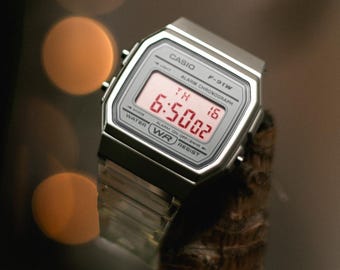 Strawberry Clear – Reloj modificado basado en el Casio F-91W – Caja blanca transparente con pantalla polarizada roja – Reloj Casio retro digital personalizado