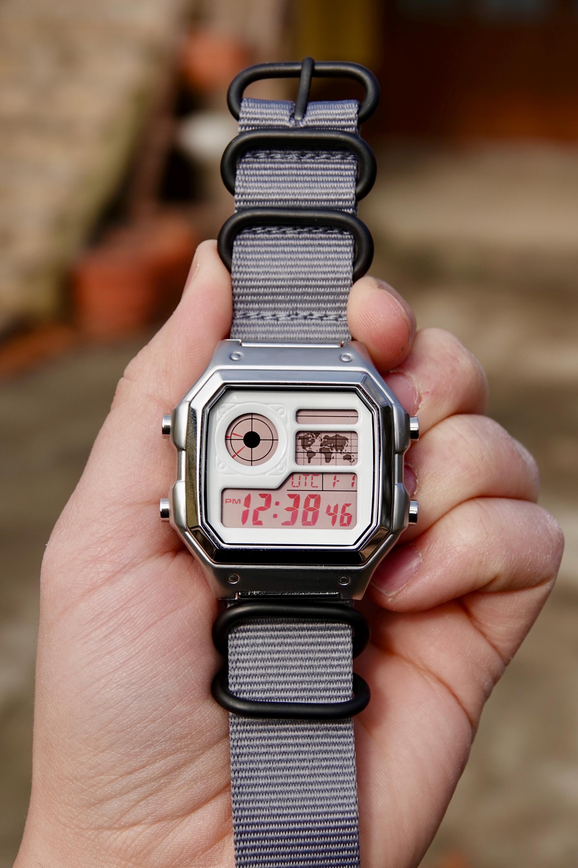 クリムゾンホワイトロイヤル - カシオ AE-1200 をベースにした改造時計