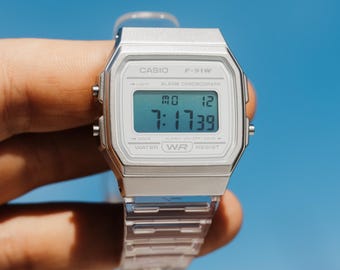 Azul marino – Reloj modificado basado en el Casio F-91W – Caja blanca transparente con pantalla azul degradada – Regalo digital retro F-91W modificado personalizado