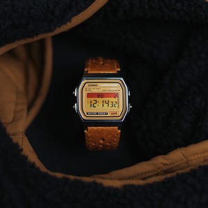 RoadRunner A158 – Reloj digital Casio A-158 plateado modificado con esfera marrón, amarilla y naranja, correa de carreras, reloj personalizado de cuero estilo vintage