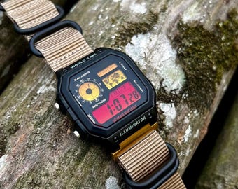 CASIO AE-1200 カスタマイズ Casio AE-1200 をベースに改造した時計。カラフルな偏光 LCD