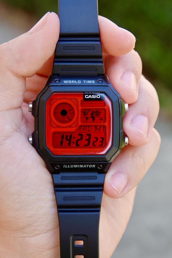 Crimson Pulse – カシオ AE-1200 をベースにした改造腕時計 – 赤い画面