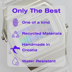 Puede incluir: Un reloj de pulsera digital blanco con una correa de resina blanca. La esfera del reloj muestra la hora, el d&iacute;a de la semana y la fecha. El reloj tiene un icono de huella digital, un s&iacute;mbolo de reciclaje y un mapa de Croacia. El texto "Only The Best", "One of a kind", "Recycled Materials", "Handmade in Croatia" y "Water-Resistant" se muestra en la esfera del reloj.