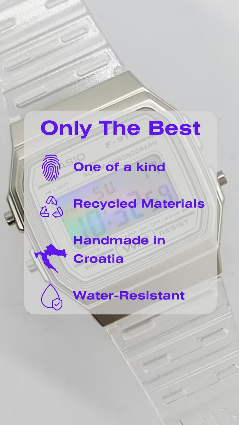 Puede incluir: Un reloj de pulsera digital blanco con una correa de resina blanca. La esfera del reloj muestra la hora, el d&iacute;a de la semana y la fecha. El reloj tiene un icono de huella digital, un s&iacute;mbolo de reciclaje y un mapa de Croacia. El texto "Only The Best", "One of a kind", "Recycled Materials", "Handmade in Croatia" y "Water-Resistant" se muestra en la esfera del reloj.