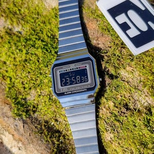 Stealth Black – Reloj modificado basado en el Casio A700 – Pantalla negra invertida, fecha camaleónica – Reloj Casio digital vintage ultrafino