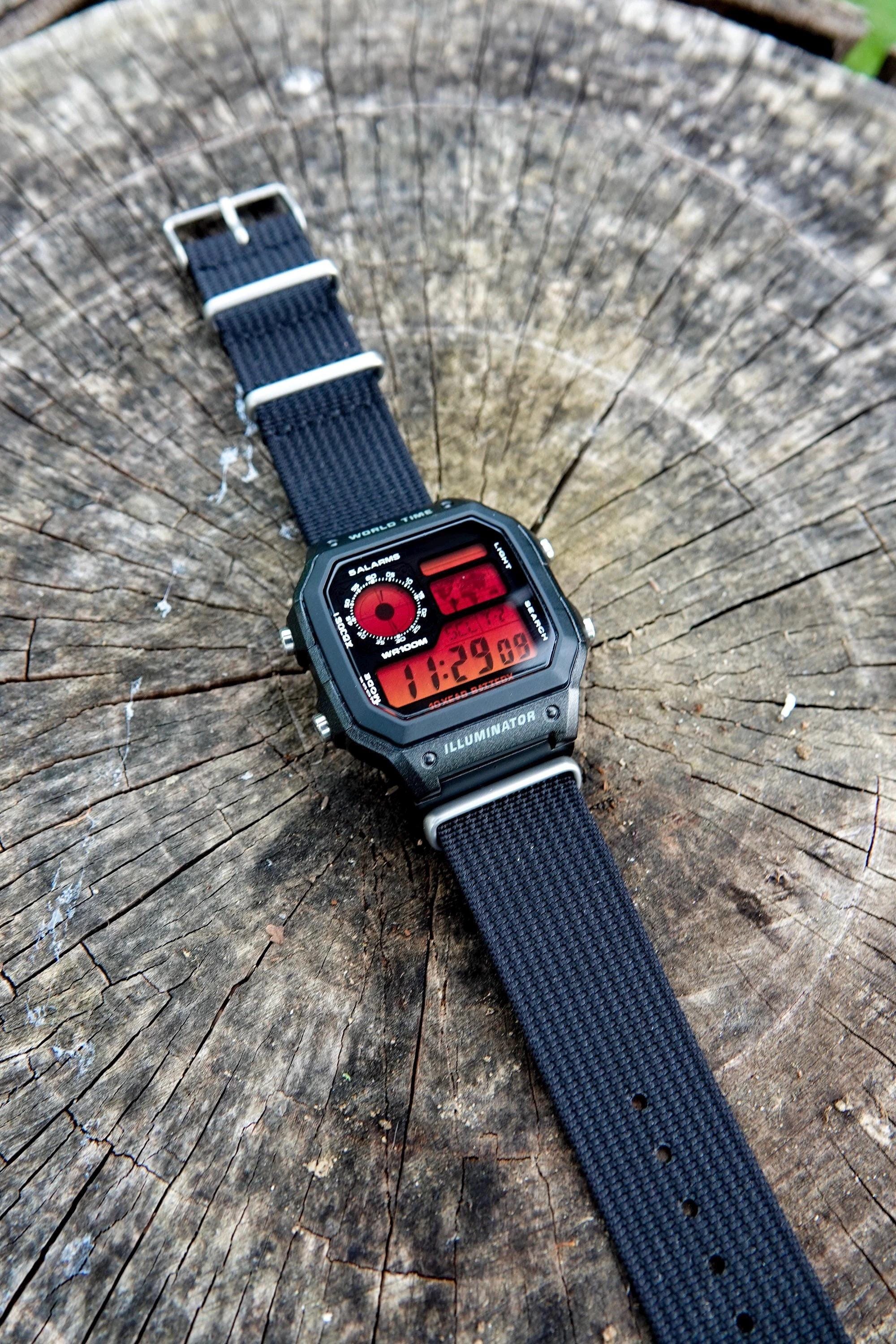 Red Haze – カシオ AE-1200 をベースにした改造ウォッチ – レッド