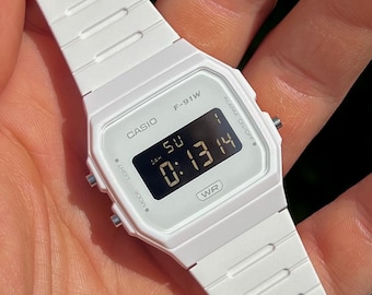 Mod Stormtrooper - Montre modifiée basée sur Casio F-91W - Montre numérique personnalisée blanche, affichage noir - Cadeau minimaliste F91 Mod AE1200 Star Wars