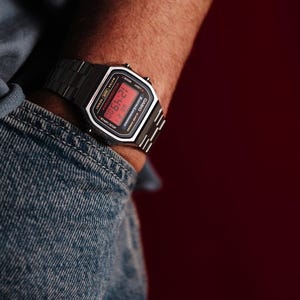 Retro Red – zmodyfikowany zegarek na bazie Casio A168 – niestandardowy cyfrowy zegarek vintage z podwójnie spolaryzowanym czerwonym ekranem – wyjątkowy prezent retro EDC Mod