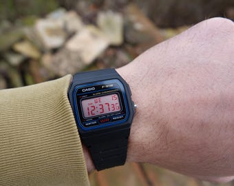 Rode cijfers – aangepast horloge gebaseerd op Casio F-91W – witte kast met rood gepolariseerd display – aangepaste retro-minimalistische digitale Casio Mod-cadeau
