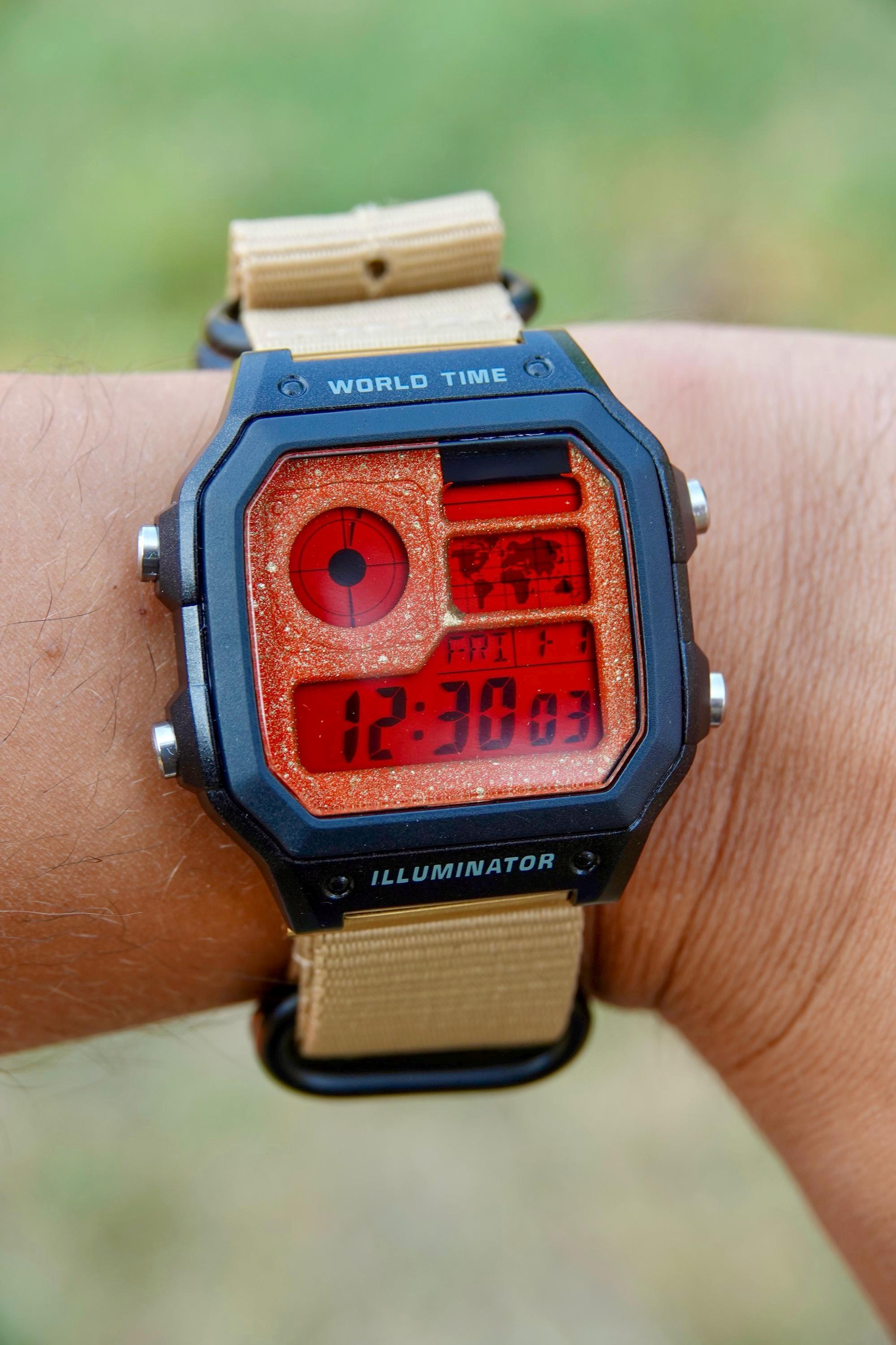Red Dune – カシオ AE-1200 をベースにした改造腕時計 – レッド