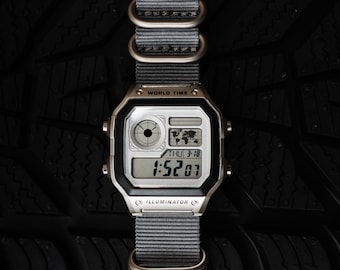 Silver Arrow – Orologio modificato basato su Casio AE-1200 – Quadrante argento, cinturino da 22 mm, orologio digitale Casio Royale Hydro Mod Retro personalizzato, regalo